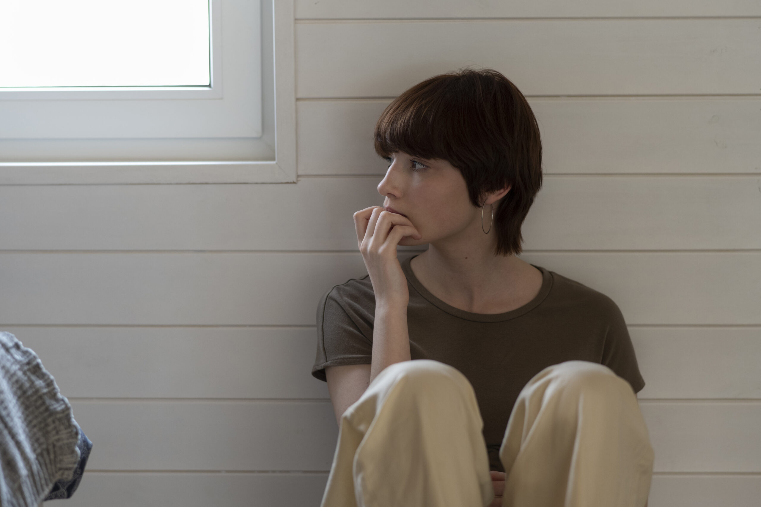 medium-shot-young-woman-sitting-floor